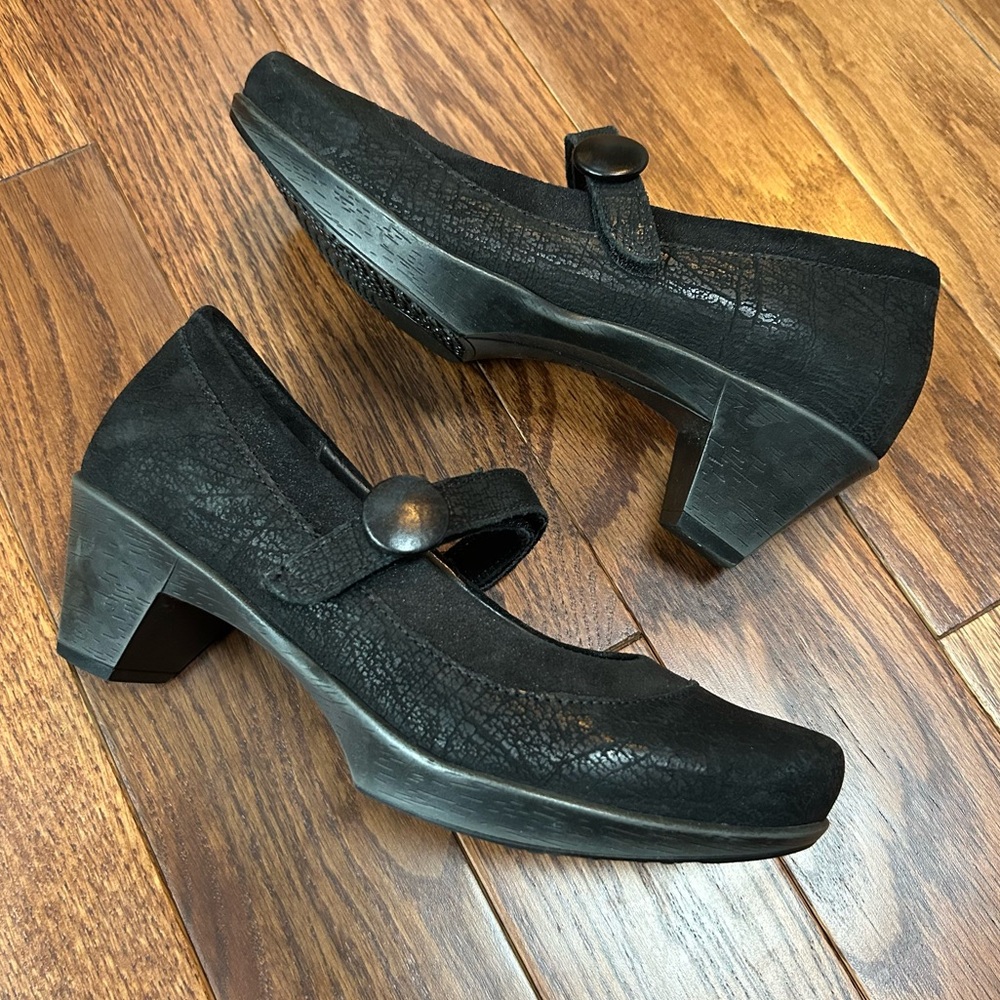 Naot Latest Mary Jane dress pump in black crackle leather size 36EU/5.5US